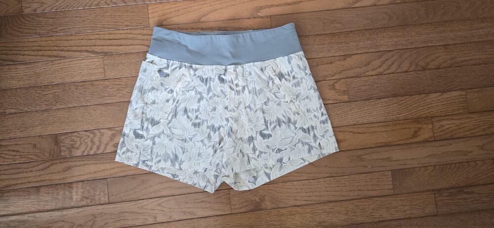 Athleta Trekkie North Short Womens 0 Gray White Floral Pull-On Pockets